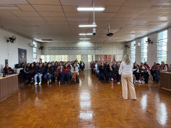 Programação promovida pela Secretaria Municipal de Educação reuniu professores, monitores e equipes escolares em atividades sobre práticas pedagógicas, saúde, bem-estar e valorização dos educadores.