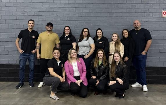 Encontro reuniu as embaixadoras digitais para apresentar as diretrizes de comunicação da feira, fortalecer a estratégia de divulgação e promover a integração com os embaixadores produtores que representam a essência da Expo Terneira 2026.