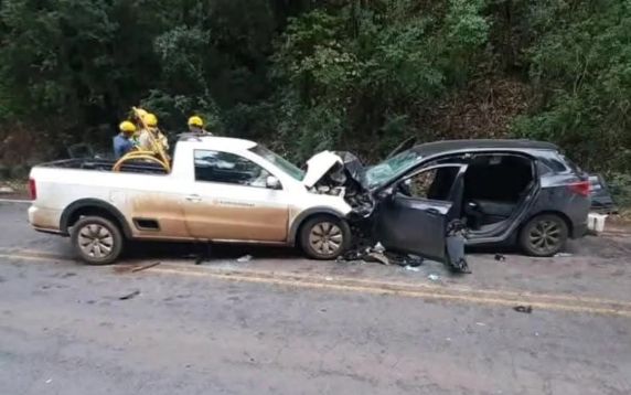 Motorista de 38 anos ficou preso às ferragens e foi resgatado pelos bombeiros antes de ser encaminhado ao Hospital Santa Lúcia; causas do acidente serão investigadas.