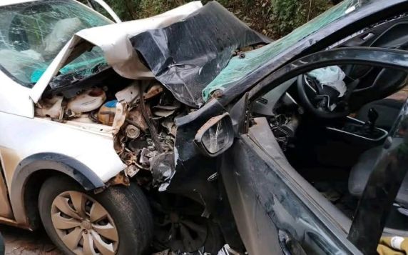 Motorista de 38 anos ficou preso às ferragens e foi resgatado pelos bombeiros antes de ser encaminhado ao Hospital Santa Lúcia; causas do acidente serão investigadas.