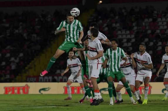 Em jogo de seis gols, equipe alviverde não teve boa atuação e acabou sofrendo seu quinto revés na competição nacional.
