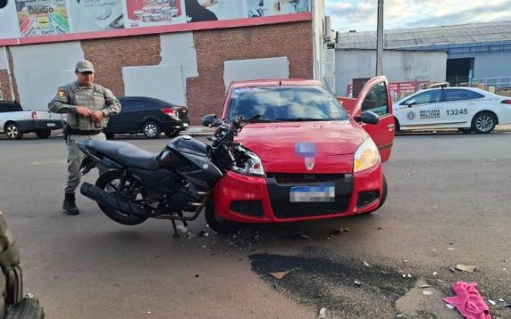 Acidente entre motocicleta e automóvel mobilizou Brigada Militar e Samu; vítima foi encaminhada ao Hospital de Caridade de Ijuí