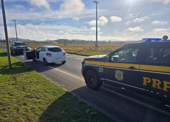 Motorista tentou fugir da abordagem por cerca de dois quilômetros, mas foi interceptado; droga seria entregue no município de Santa Maria.
