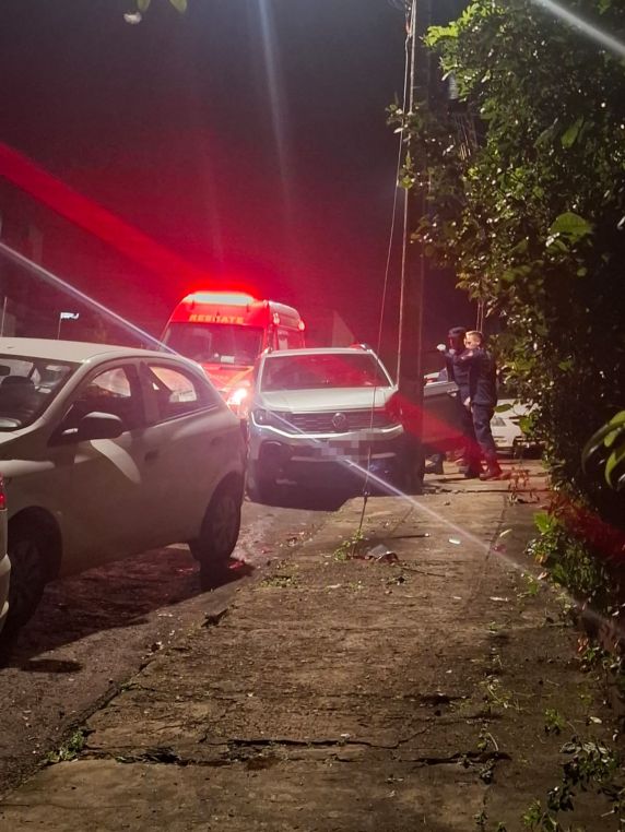 Condutora ficou ferida sem gravidade e foi encaminhada ao hospital; acidente ocorreu nas proximidades da Unimed, no início da noite desta sexta-feira (24)