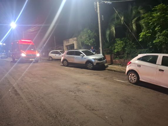 Condutora ficou ferida sem gravidade e foi encaminhada ao hospital; acidente ocorreu nas proximidades da Unimed, no início da noite desta sexta-feira (24)