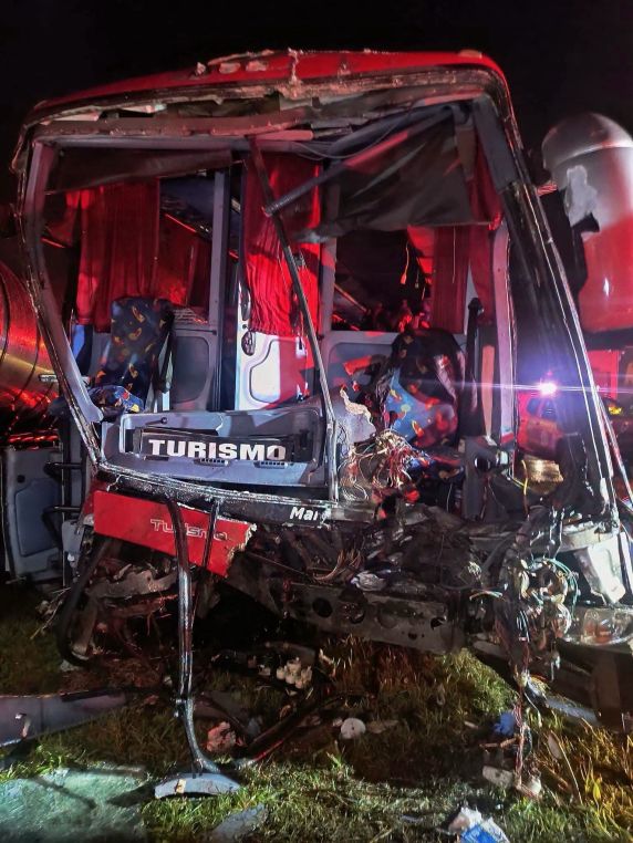 Acidente entre ônibus de turismo e carreta deixa ao menos 18 feridos na ERS-406 - foto 3
