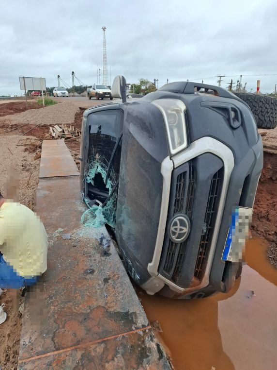 Caminhoneta tomba após saída de pista na BR-285, em Ijuí - foto 2