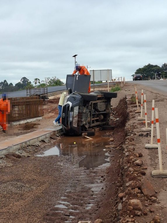 Caminhoneta tomba após saída de pista na BR-285, em Ijuí - foto 3