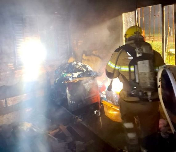 Fogo destruiu um quarto da casa durante a madrugada deste sábado (25), mas foi controlado pelos bombeiros antes de atingir os demais cômodos; ninguém ficou ferido.