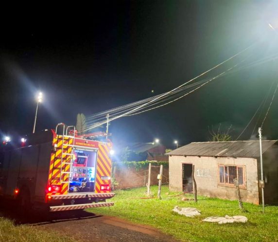 Incêndio atinge residência no Bairro Trinta em São Luiz Gonzaga - foto 2