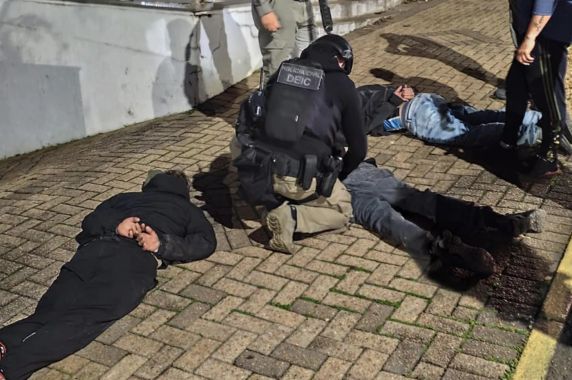 Grupo tentava entrar na sala do cofre usando barreiras para dificultar a vigilância; adolescente foi apreendido