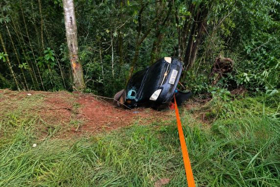 Acidente ocorreu na tarde deste domingo (26), na Linha Ipiranga; mulher ficou presa às ferragens e foi resgatada por bombeiros antes de ser encaminhada ao hospital.