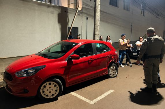 Caminhonete perde o controle e atinge quatro veículos estacionados no Centro de Santo Ângelo - foto 3