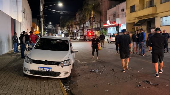 Caminhonete perde o controle e atinge quatro veículos estacionados no Centro de Santo Ângelo - foto 4