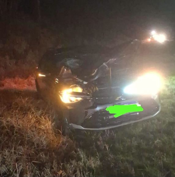 Colisão ocorreu na noite de domingo (26). Condutor do veículo não foi encontrado no local e deverá se apresentar à Polícia Civil.