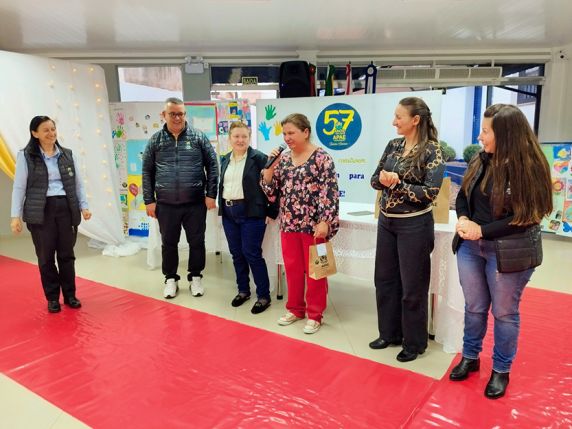 Vanderléia Zaboski e André Alexandrete foram eleitos Garota e Garoto Estudantil da Apae de Três de Maio e representarão a instituição na etapa regional do concurso, marcada para 30 de setembro, quando o município sediará o evento do 3º Conselho das Apaes.