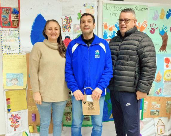 Vanderléia Zaboski e André Alexandrete foram eleitos Garota e Garoto Estudantil da Apae de Três de Maio e representarão a instituição na etapa regional do concurso, marcada para 30 de setembro, quando o município sediará o evento do 3º Conselho das Apaes.