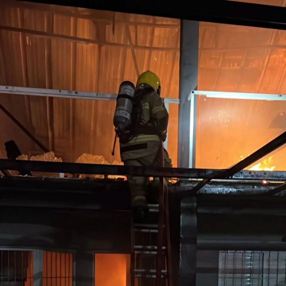 Incêndio destrói residência de dois andares em Passo Fundo - foto 2