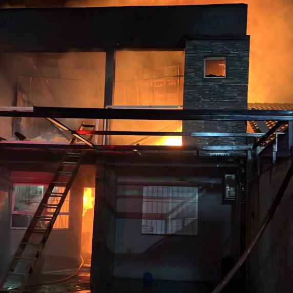 Incêndio destrói residência de dois andares em Passo Fundo - foto 3