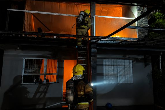 Bombeiros controlaram as chamas e impediram que o fogo se espalhasse para imóveis vizinhos; ninguém ficou ferido
