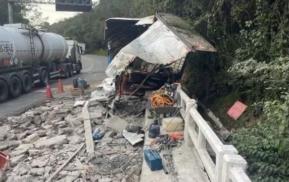 Motorista desviou de veículos parados no sistema de pare e siga, incluindo um ônibus com passageiros; acidente na ponte Alfredo Ítalo Remor, em Joaçaba, não deixou feridos