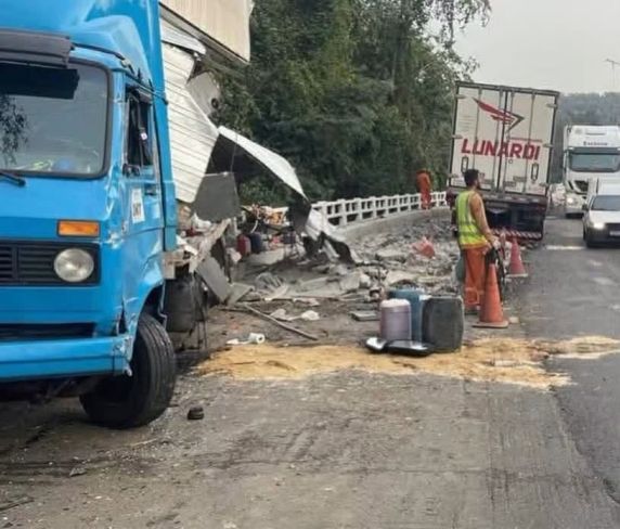 Carreta carregada com 28 toneladas de areia perde os freios e atinge caminhão na BR-282 - foto 2