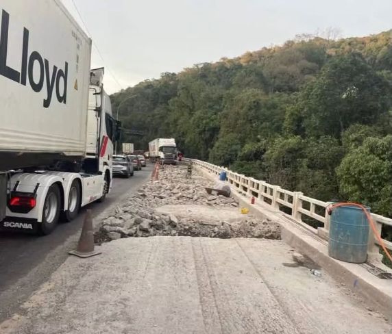 Carreta carregada com 28 toneladas de areia perde os freios e atinge caminhão na BR-282 - foto 3