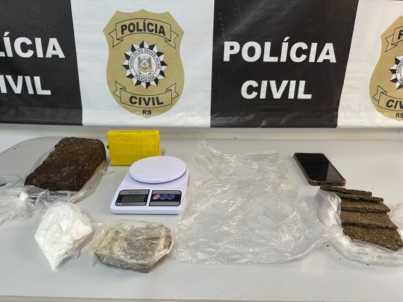 Ação da Polícia Civil cumpriu 20 mandados em seis cidades e desarticulou grupo que extorquia familiares de usuários de drogas; uma vítima chegou a pagar quase R$ 200 mil.