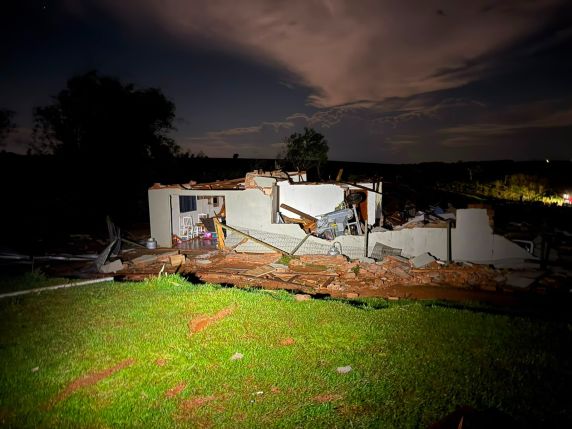Tornado deixa feridos e provoca destruição em cidades do Noroeste do RS - foto 2