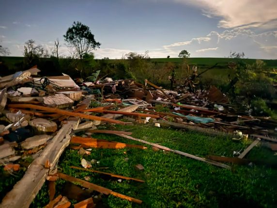 Tornado deixa feridos e provoca destruição em cidades do Noroeste do RS - foto 4