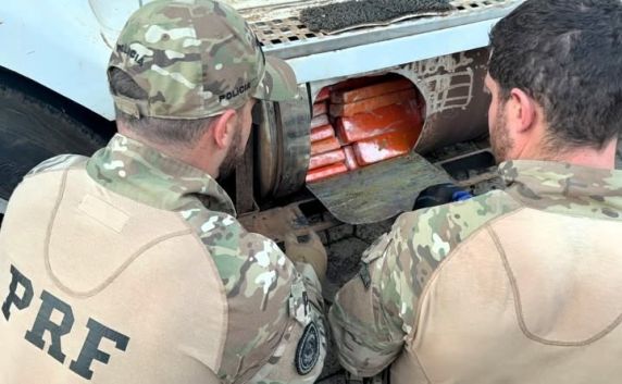 PRF encontrou a droga escondida em compartimentos nos tanques de combustível de um veículo carregado com milho; motorista paraguaio de 39 anos foi preso e encaminhado à Polícia Federal em Chapecó.