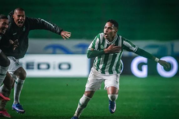 Lucas Alves marcou o gol da vitória alviverde aos 49 minutos da etapa final