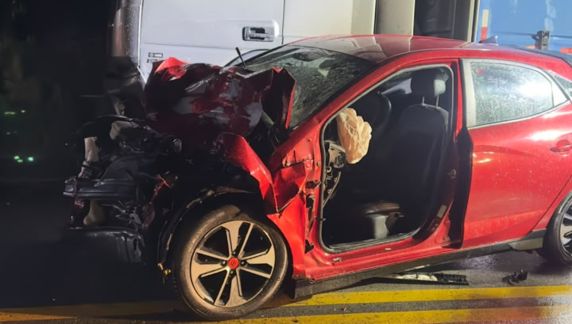 Acidente entre carro e caminhão ocorreu na madrugada desta quarta-feira (29), em Rancho Queimado; motorista do caminhão saiu ileso.
