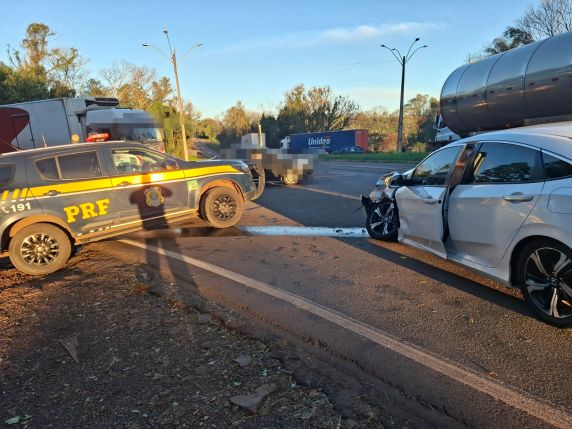 Acidente ocorreu no fim da tarde desta quarta-feira (29); vítimas foram encaminhadas ao Hospital de Clínicas com ferimentos sem gravidade.