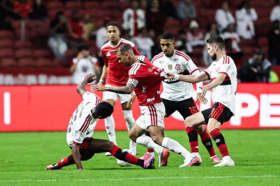 Colorado saiu na frente com Vitinho, mas gol de Samuel Lino evitou fim da sequência negativa