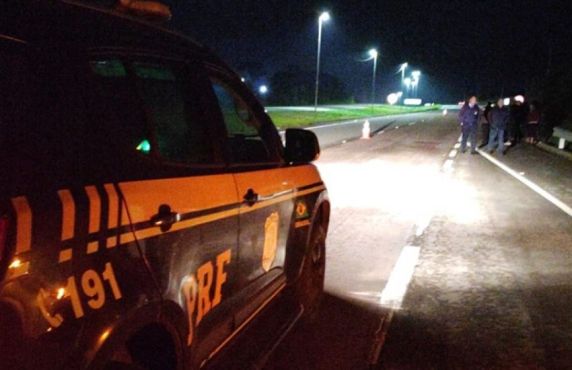 Acidente ocorreu na noite de quarta-feira (29), no km 451 da rodovia; vítima morreu no local e trânsito não precisou ser interrompido