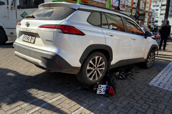 Colisão entre Corolla Cross e motocicleta ocorreu no centro de Marau; motociclista ficou ferido e foi encaminhado ao Hospital Cristo Redentor.