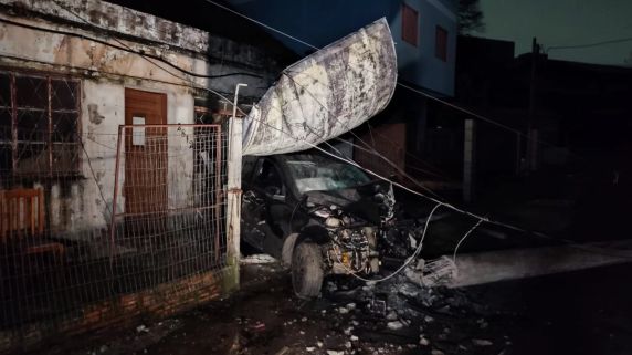 Ao menos uma pessoa foi retirada com ferimentos de dentro do veículo