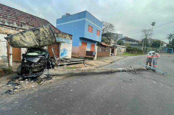 Ao menos uma pessoa foi retirada com ferimentos de dentro do veículo