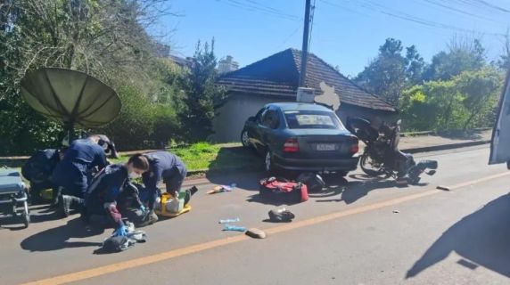 Colisão ocorreu na manhã de quarta-feira (29), na Rua Barão do Rio Branco; vítima foi socorrida pelo Samu e encaminhada ao hospital.