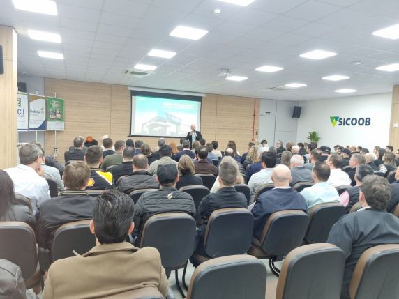Encontro promovido pela ACI e Sindilojas reuniu empresários, autoridades e lideranças da cooperativa, celebrando os cinco anos de atuação do Sicoob Credial no município.