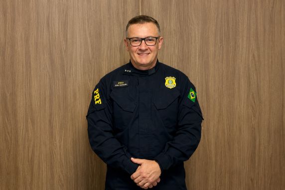 Servidor da Polícia Rodoviária Federal desde 2004, Calegari possui ampla experiência em gestão, fiscalização e inteligência, além de atuar como instrutor da Universidade Corporativa da PRF.