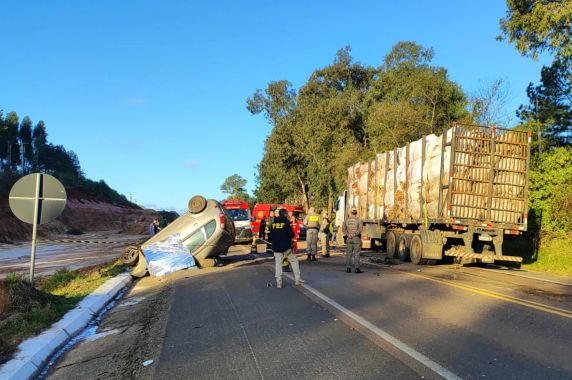Equipe da Polícia Rodoviária Federal (PRF) está no local