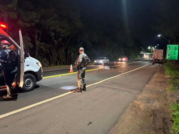 Vítima tentava atravessar a rodovia nas proximidades do Presídio Estadual quando foi atingida; motorista e auxiliar do caminhão não ficaram feridos.