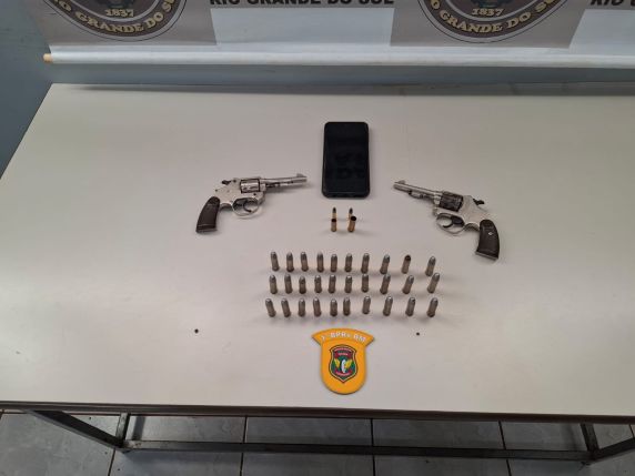 Polícia Rodoviária Estadual encontrou duas armas calibre .22 e grande quantidade de munições durante fiscalização; suspeito foi encaminhado à Delegacia de Polícia Civil.