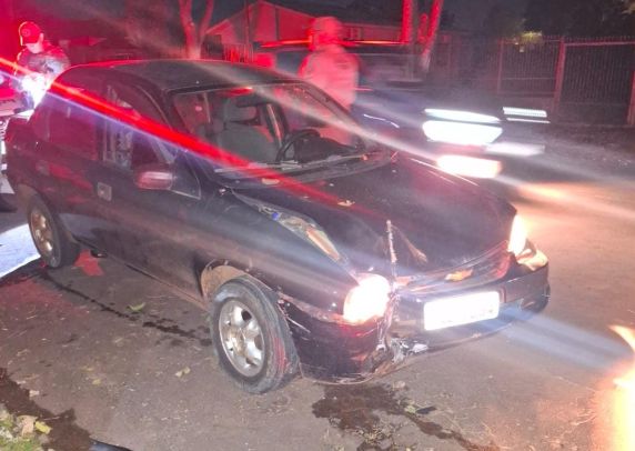 Acidente ocorreu na noite de sexta-feira (31), na Rua Dr. Pestana; condutor sofreu apenas escoriações e a Brigada Militar registrou a ocorrência.