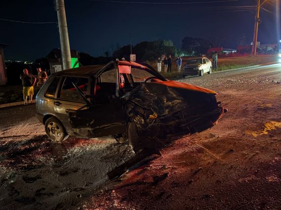 Colisão no Contorno Viário Norte envolveu um Fiat Uno e um Volkswagen Polo; entre as vítimas estão três crianças com ferimentos leves.