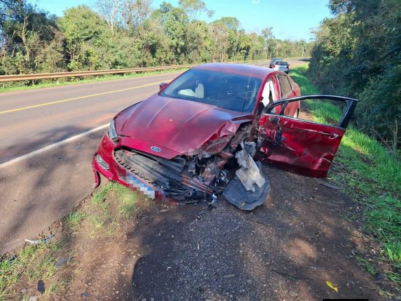 Colisão entre carreta e carro deixa motorista preso às ferragens na BR-285 - foto 2