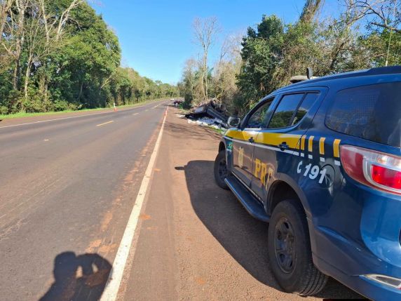 Colisão entre carreta e carro deixa motorista preso às ferragens na BR-285 - foto 3