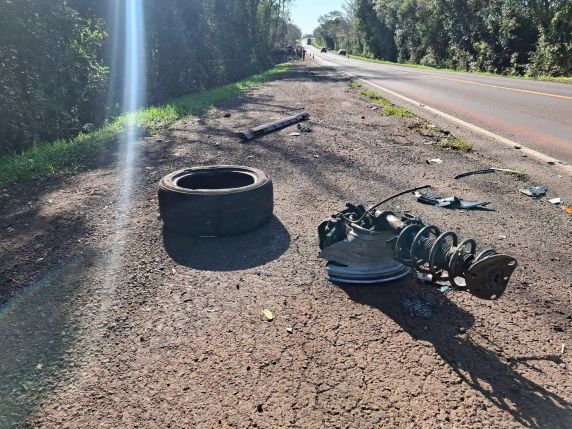 Colisão entre carreta e carro deixa motorista preso às ferragens na BR-285 - foto 5